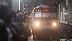 Sibuknya Stasiun Kebayoran Imbas Demo di DPR