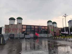 Massa Didorong Menjauh ke Arah Semanggi, Begini Situasi di Depan DPR