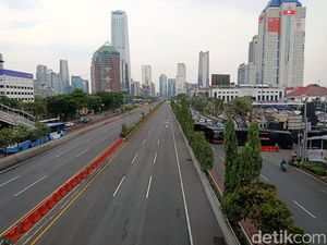 Massa Demo Masuki Jalan Tol Dalkot, Kendaraan Diputar Balik di Km 8 Cawang Massa Demo Masuki Jalan Tol Dalkot, Kendaraan Diputar Balik di Km 8 Cawang