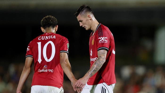 Soccer Football - Carabao Cup - Second Round - Grimsby Town v Manchester United - Blundell Park, Grimsby, Britain - August 27, 2025 Manchester Uniteds Matheus Cunha and Benjamin Sesko Action Images via Reuters/Lee Smith EDITORIAL USE ONLY. NO USE WITH UNAUTHORIZED AUDIO, VIDEO, DATA, FIXTURE LISTS, CLUB/LEAGUE LOGOS OR LIVE SERVICES. ONLINE IN-MATCH USE LIMITED TO 120 IMAGES, NO VIDEO EMULATION. NO USE IN BETTING, GAMES OR SINGLE CLUB/LEAGUE/PLAYER PUBLICATIONS. PLEASE CONTACT YOUR ACCOUNT REPRESENTATIVE FOR FURTHER DETAILS..