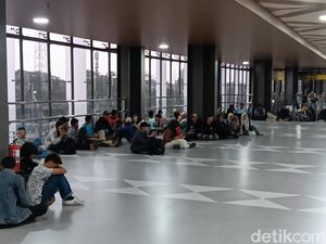 KRL ke Rangkasbitung Lumpuh, Penumpang Terjebak di Stasiun Tanah Abang KRL ke Rangkasbitung Lumpuh, Penumpang Terjebak di Stasiun Tanah Abang