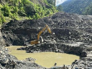 Sungai Wariori Rusak Parah akibat Tambang Emas Ilegal Sungai Wariori Rusak Parah akibat Tambang Emas Ilegal
