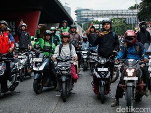 Tak Bisa Melintas, Pemotor Saksikan Bentrokan di Slipi Tak Bisa Melintas, Pemotor Saksikan Bentrokan di Slipi