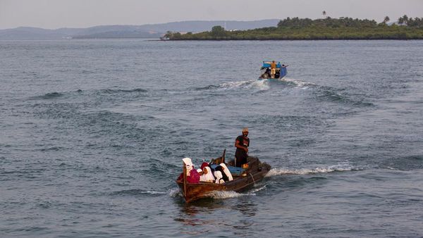 Perjuangan Siswa SD Sebrangi Laut ke Sekolah Pakai Perahu Motor