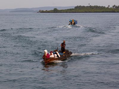 Perjuangan Siswa SD Sebrangi Laut ke Sekolah Pakai Perahu Motor
