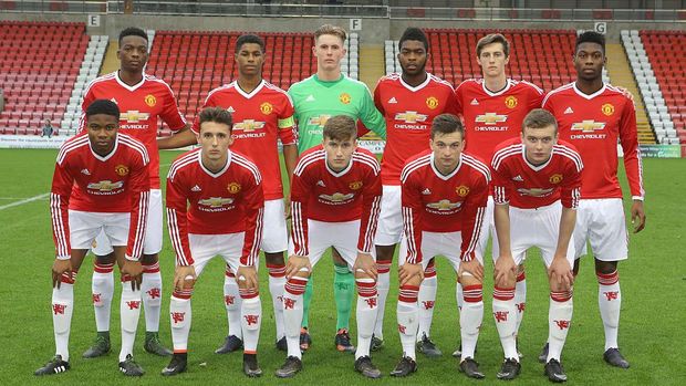 LEIGH, GREATER MANCHESTER - NOVEMBER 25: The Manchester United U19s team (Back row L-R: Matthew Willock, Marcus Rashford, Dean Henderson, Ro-Shaun Williams, Josh Doughty, Tim Fosu-Mensah. Front row L-R: Tyrell Warren, Callum Whelan, Callum Gribbin, Zach Dearnley, Ethan Hamilton) line up ahead of the UEFA Youth League match between Manchester United U19s and PSV Eindhoven U19s at Leigh Sports Village on November 25, 2015 in Leigh, Greater Manchester.  (Photo by Tom Purslow/Manchester United via Getty Images)
