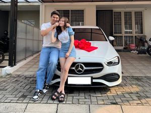 Victor Agustino Dapat Kado Ultah Mobil Mercy dari Istri Victor Agustino Dapat Kado Ultah Mobil Mercy dari Istri