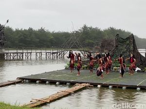 Basah Kuyup Penari Sendratari Subali Sugriwa di Pantai Glagah Basah Kuyup Penari Sendratari Subali Sugriwa di Pantai Glagah