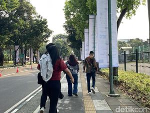 GBK Ditutup Imbas Aksi Massa, Puluhan Orang Jalan Kaki Cari Pintu Keluar GBK Ditutup Imbas Aksi Massa, Puluhan Orang Jalan Kaki Cari Pintu Keluar