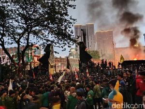 Hujan Deras, Massa Bela Ojol Tewas Dilindas Rantis Bertahan di Polda Metro