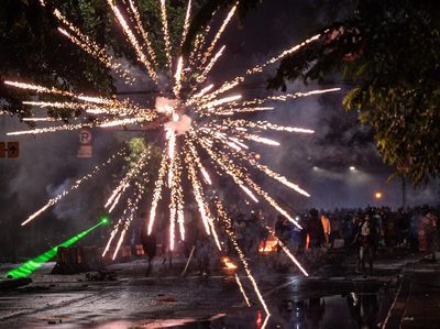 Gas Air Mata dan Mobil Terbakar Warnai Aksi Demo di Depan Mako Brimob Kwitang