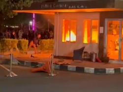 Demo di Pontianak Memanas, Massa Bakar Pos Polisi-Rusak Fasum