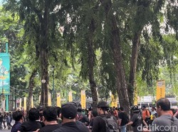 Demo di DPRD Sumut Ricuh, Massa Aksi Lempari Batu-Petasan