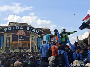 Ratusan Ojol-Mahasiswa Datangi Mapolda Riau Buntut Rekan Tewas Dilindas Rantis