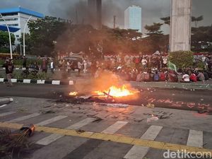 Massa Juga Aksi di Mabes Polri, Salat Gaib untuk Affan hingga Bakar Ban