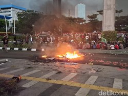 Massa Juga Aksi di Mabes Polri, Salat Gaib untuk Affan hingga Bakar Ban