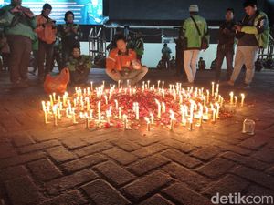 Ratusan Ojol Gelar Aksi Nyalakan Lilin di Mapolresta Sidoarjo