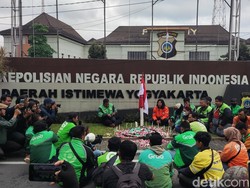 Doakan Affan Kurniawan, Driver Ojol Tabur Bunga di Depan Polda DIY