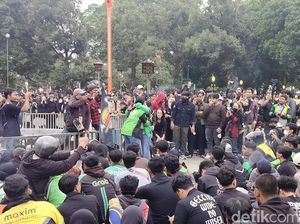 Mahasiswa dan Ojol Gelar Aksi Solidaritas Affan di Alun-alun Malang
