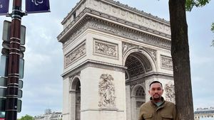 Aneka Gaya Ahmad Sahroni di Luar Negeri dari Paris sampai Tokyo