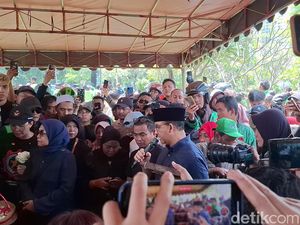 Anies Hadiri Pemakaman Affan: Mari Beri Keteduhan-Perjuangkan Keadilan Anies Hadiri Pemakaman Affan: Mari Beri Keteduhan-Perjuangkan Keadilan