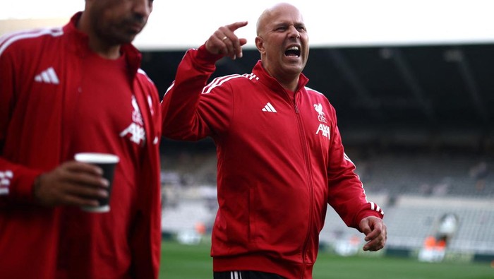Soccer Football - Premier League - Newcastle United v Liverpool - St James Park, Newcastle, Britain - August 25, 2025 Liverpool manager Arne Slot on the pitch before the match Action Images via Reuters/Lee Smith EDITORIAL USE ONLY. NO USE WITH UNAUTHORIZED AUDIO, VIDEO, DATA, FIXTURE LISTS, CLUB/LEAGUE LOGOS OR LIVE SERVICES. ONLINE IN-MATCH USE LIMITED TO 120 IMAGES, NO VIDEO EMULATION. NO USE IN BETTING, GAMES OR SINGLE CLUB/LEAGUE/PLAYER PUBLICATIONS. PLEASE CONTACT YOUR ACCOUNT REPRESENTATIVE FOR FURTHER DETAILS..