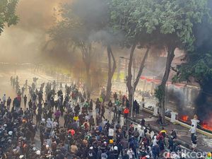 Demo di Grahadi Diwarnai Aksi Bakar Motor, Asap Hitam Membubung Tinggi