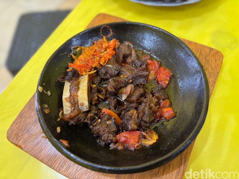 Baru Buka! Ada Ayam Goreng dan Iga Bakar Viral yang Laris 30 Kg per Hari