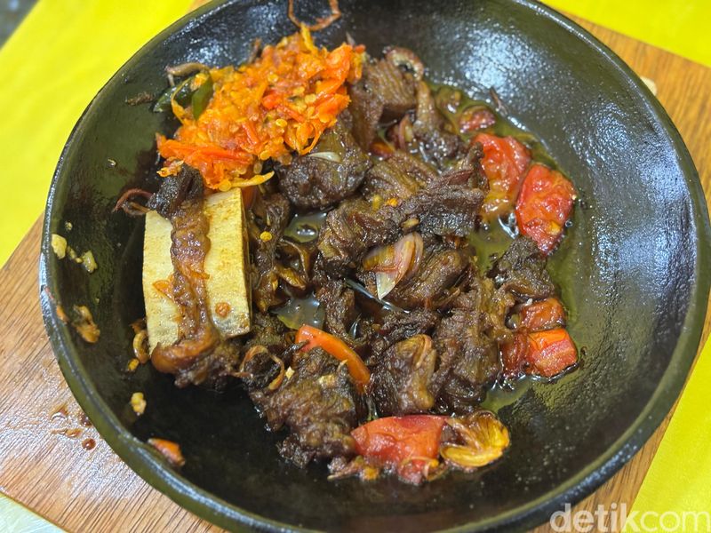 Baru Buka! Ada Ayam Goreng dan Iga Bakar Viral yang Laris 30 Kg per Hari