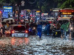 Banjir Dadakan, Luapan Kali Baru Tutup Jalur Utama Bogor-Jakarta