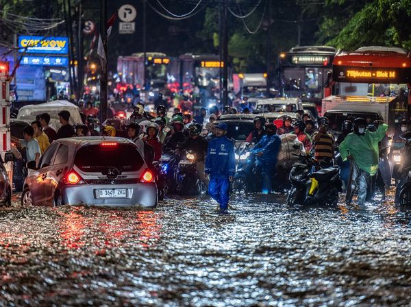Banjir Dadakan, Luapan Kali Baru Tutup Jalur Utama Bogor-Jakarta