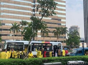 Naik Mikrolet, BEM UI Tiba di Sudirman Gabung Demo Polda Metro Naik Mikrolet, BEM UI Tiba di Sudirman Gabung Demo Polda Metro