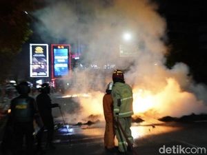 Damkar Bantu Padamkan 3 Titik Api di Jalan Basuki Rahmat Surabaya Damkar Bantu Padamkan 3 Titik Api di Jalan Basuki Rahmat Surabaya
