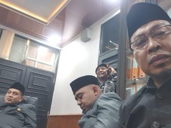 Wali Kota-Sekda Dievakuasi Pakai Motor Saat Gedung DPRD Makassar Dibakar Massa