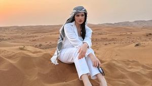 Pesona Davina Karamoy Bersorban di Tengah Gurun Dubai