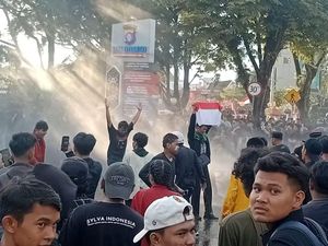 Demo Depan Polda Kalteng Sempat Ricuh, Polisi Semprot Water Canon Demo Depan Polda Kalteng Sempat Ricuh, Polisi Semprot Water Canon