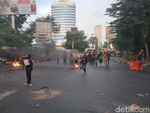 Demo di Flyover Makassar, Massa Tutup Satu Jalur Jalan Urip Sumoharjo Demo di Flyover Makassar, Massa Tutup Satu Jalur Jalan Urip Sumoharjo