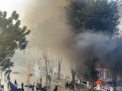 Letupan Diduga Molotov hingga Petasan Bersahutan di Grahadi Surabaya