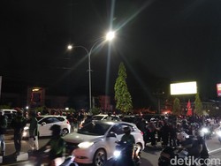 Massa Demo Jebol Gerbang Polda DIY, Terlihat Api Berkobar