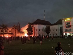 Massa Kembali Duduki Halaman Polda DIY, Api Berkobar di Area SPKT