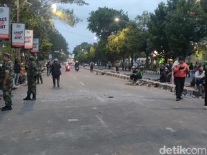 Massa Demo di Mako Brimob Solo Bubar, Arus Lalin Mulai Dibuka Massa Demo di Mako Brimob Solo Bubar, Arus Lalin Mulai Dibuka