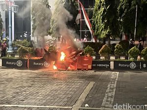 Massa Bakar Water Barier di Bundaran Gladak Solo Massa Bakar Water Barier di Bundaran Gladak Solo