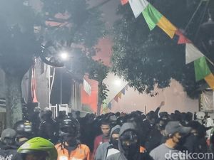 Bubarkan Massa di Polda DIY, Tembakkan Gas Air Mata hingga Permukiman