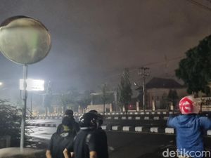 Massa Demo Masih Bertahan di Sekitar Mapolda DIY hingga Malam ini
