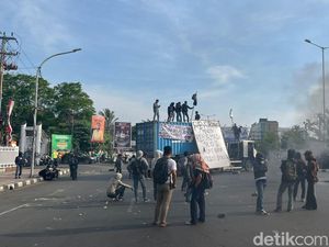 Mahasiswa Demo Tutup Jalan Depan UNM, Lalin di Pettarani Makassar Lumpuh