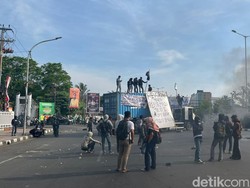 Mahasiswa Demo Tutup Jalan Depan UNM, Lalin di Pettarani Makassar Lumpuh