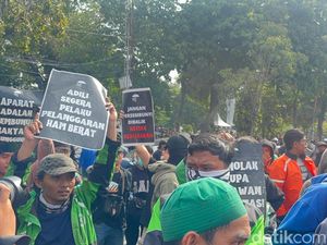 Ratusan Massa Gelar Aksi Solidaritas untuk Affan di Depan Grahadi