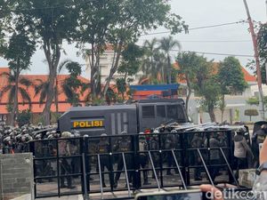 Demo di Grahadi Ricuh, Polisi Pukul Mundur Massa hingga Balai Pemuda