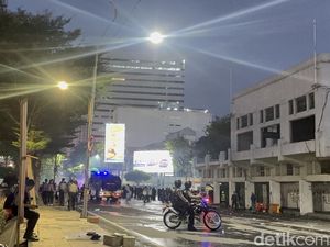 Jalan Gubernur Suryo Surabaya Dikuasai Polisi, Massa Pendemo Terpencar