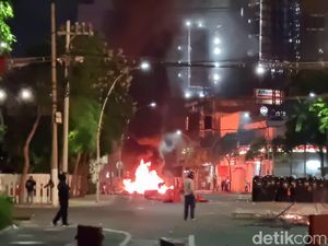 Porak-poranda Kota Surabaya Diamuk Pendemo Buntut Kematian Driver Ojol Porak-poranda Kota Surabaya Diamuk Pendemo Buntut Kematian Driver Ojol